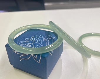 Natural Jadeite Bangle Bracelet: Elegant Green Stone Jewelry