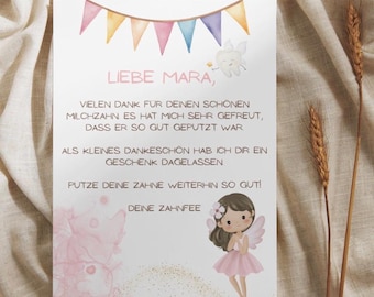 Könnte beinhalten: Eine Grußkarte in deutscher Sprache mit einem Banner aus bunten Flaggen und einem Zeichentrickzahn. Die Karte enthält eine Zeichnung einer Fee in einem rosa Kleid. Die Karte befindet sich auf einem beigefarbenen Stoffhintergrund.