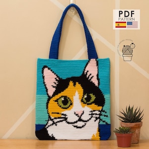 Puede incluir: Una taza de cerámica blanca con un asa negra y el texto "But First, Coffee" en negro en negrita. La taza está sobre una superficie blanca.