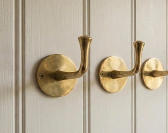 Gancho de pared de latón macizo antiguo / Gancho doble para abrigos y toallas para la entrada del baño