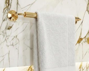Toallero Fabricado en latón sin lacar como brazo de ducha para toallas de baño / Duty Free