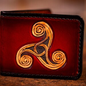 Cartera con diseño de triskele celta hecha a mano en rico marrón-caoba