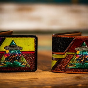 Cartera de cuero labrado para hombre / OVNI / Bigfoot / Estilo retro / Montañas / Lago