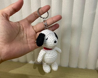 Gehäkelter Snoopy Schlüsselanhänger – handgefertigter Amigurumi Welpe | Taschenanhänger | Geschenk für Hundeliebhaber | Tier Schlüsselanhänger