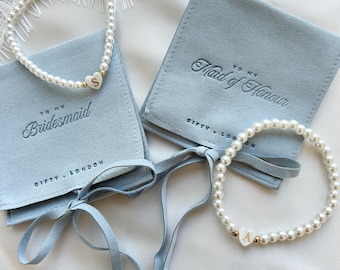 Regalo de propuesta de dama de honor de Something Blue / Pulsera de dama de honor / Bolsa de joyería para dama de honor / Pulsera de perlas personalizada como regalo de novia