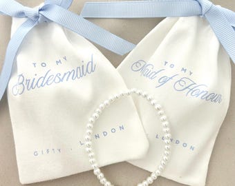 Regalo de propuesta de dama de honor de Something Blue / Pulsera de dama de honor / Bolsa de joyería para dama de honor / Pulsera de perlas personalizada como regalo de novia