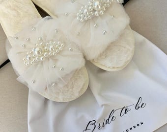 Bruidsslippers met parels en tule voor de ochtendbruiloft, inclusief tas | Cadeau voor de aanstaande bruid | Slippers voor de bruid | Slippers om je klaar te maken voor de bruiloft | Vrijgezellenfeest