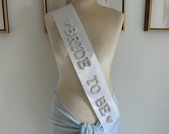 bride to be sash | bride to be pearl sash | hen party sash | personalised bridal sash | personalised hen decor | bachelorette sash