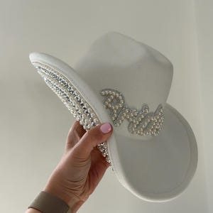 Bride to be cowgirl hat | Pearl Cowboy Hat | Bride Hat | Personalised Bridal Hat | Honeymoon Gifts | Hen Party Accessoires Last Rodeo