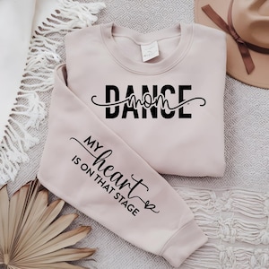 Mamá bailarina SVG/PNG: «Mi corazón está en ese escenario» Descarga digital en blanco y negro / Diseño de mamá bailarina para Cricut y Silhouette