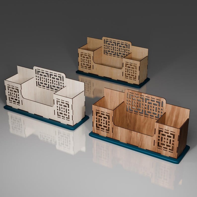 Puede incluir: Tres organizadores de escritorio de madera con recortes geom&eacute;tricos. Los organizadores est&aacute;n en diferentes tonos de madera, uno es de madera natural clara, otro de madera marr&oacute;n media y otro de madera marr&oacute;n oscura. Cada organizador tiene tres compartimentos, uno grande y dos peque&ntilde;os.