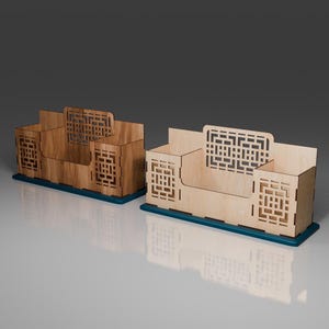 Puede incluir: Dos organizadores de escritorio de madera con recortes geom&eacute;tricos. Los organizadores tienen tres compartimentos y una base azul verdosa.