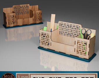 Puede incluir: Un organizador de escritorio de madera con un diseño geométrico. El organizador tiene cuatro compartimentos, incluyendo un compartimento alto para bolígrafos y lápices, un compartimento ancho para papel y dos compartimentos más pequeños para otros artículos. El organizador está hecho de madera marrón claro y tiene una base azul oscuro.