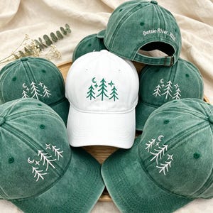 Cappellino da baseball personalizzabile con ricamo di un pino per addio al nubilato, con personalizzabile la località e l'anno sul retro, ideale come regalo per viaggi tra amiche e addii al nubilato nel 2026.