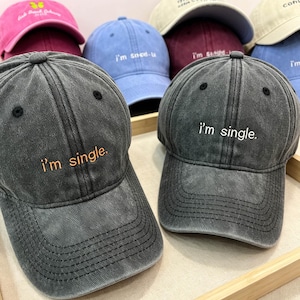 Personlig broderad "jag är singel"-hatt, anpassad rolig citat och logotyp för basebollkeps, möhippa för singeltjej, present till tjejhelgresa