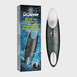 Op de afbeelding: Een zwarte en zilveren Dr. Silver Silver Ion Generator met een witte bovenkant en een lus aan de onderkant. Het product wordt weergegeven naast de doos, met de productnaam en een blauw waterontwerp.