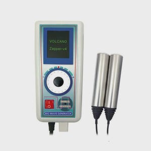 Puede incluir: Un generador de ondas biológicas blanco y azul con el texto "VOLCANO Zapper-v4". Tiene una pantalla digital, un dial y un botón rojo de encendido. Dos sondas cilíndricas plateadas están conectadas.