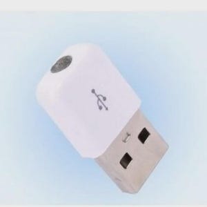 Peut inclure: Adaptateur USB blanc avec un symbole USB imprimé. Le corps de l'adaptateur est rectangulaire et le connecteur USB est argenté. Le fond est un dégradé bleu clair.