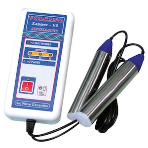 Puede incluir: Un generador de ondas biológicas "VOLCANO Zapper - V2 AUTOMATIC" blanco con dos varillas plateadas y puntas azules. El dispositivo tiene un botón de encendido rojo, indicadores de ciclo y un indicador de batería baja. Cables negros conectan las varillas al dispositivo.