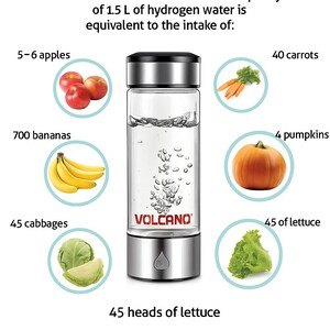 Può includere: Una bottiglia d'acqua in vetro trasparente con base e coperchio argentati, etichettata "VOLCANO". L'immagine confronta la capacità antiossidante di 1,5 L di acqua idrogenata con l'assunzione di vari frutti e verdure, tra cui mele, carote e lattuga.