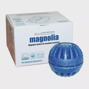 Könnte beinhalten: Ein blaues, kugelförmiges Magnolia-Magnetgerät für Waschmaschinen mit passender weißer Box. Auf der Box steht "Silver Technology" und "Nano Silver". Das Gerät ist als Produkt ohne chemische Substanzen konzipiert.