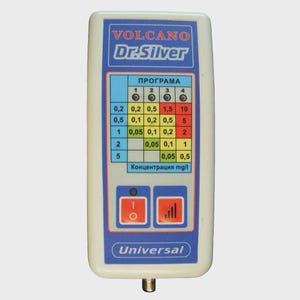 Puede incluir: Dispositivo electrónico portátil blanco con detalles azules y rojos. Muestra el texto "VOLCANO Dr.Silver" y una cuadrícula de números. Tiene dos botones rojos y la palabra "Universal". Diseñado para medir concentraciones.