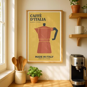 Może przedstawiać: Oprawiony plakat z motywem retro przedstawiający czerwoną włoską kawiarkę na żółtym tle. Na plakacie widnieje napis "CAFFÈ D'ITALIA SINCE 1934" i "MADE IN ITALY PRINT COLLECTION". Plakat jest eksponowany w otoczeniu kuchni.