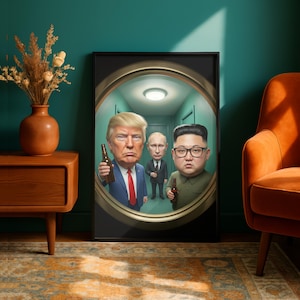 Puede incluir: Obra de arte enmarcada que presenta caricaturas de tres líderes mundiales sosteniendo botellas de cerveza. La obra de arte está ambientada en un pasillo con un marco de espejo circular. La paleta de colores incluye tonos de azul, verde y marrón.