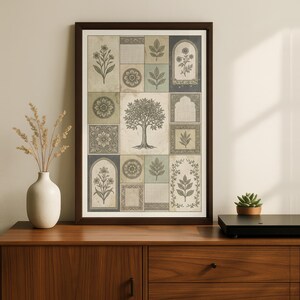 Puede incluir: Una impresión artística enmarcada con un collage de ilustraciones botánicas en tonos apagados de verde, azul y beige. La obra de arte incluye motivos florales y de árboles sobre un fondo texturizado, enmarcada en un marco marrón oscuro.