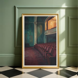 Op de afbeelding: Een ingelijste kunstdruk met een leeg theaterinterieur. Het kunstwerk toont rijen rode fluwelen stoelen, een balkon en een podium dat wordt verlicht door warm licht. De muren zijn geschilderd in tinten van groenblauw en groen, met een gouden lijst.