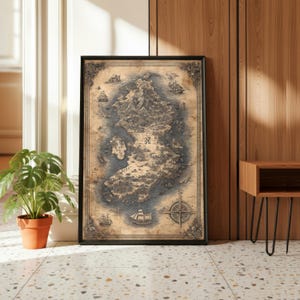 Pode incluir: Impressão emoldurada de mapa em estilo vintage com borda preta. O mapa apresenta uma ilustração detalhada de uma ilha com montanhas, navios e uma rosa dos ventos. A paleta de cores inclui bege, azul e preto.