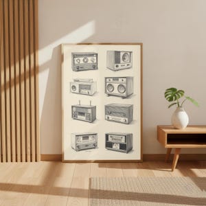 Peut inclure: Une impression d'art murale encadrée présentant une collection de huit croquis au crayon détaillés de radios vintage. Chaque illustration représente un modèle de radio différent avec des cadrans, des haut-parleurs et des boutons visibles.