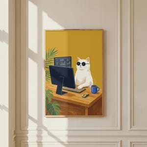 Puede incluir: Una impresión artística enmarcada representa un gato blanco con gafas de sol, trabajando en una computadora en un escritorio de madera. Un pequeño monitor, teclado, ratón y taza azul también están en el escritorio. El fondo es amarillo con plantas verdes.