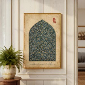 Peut inclure: Une impression encadrée présentant un motif floral bleu canard et doré dans une forme arquée. L'œuvre d'art a une esthétique vintage avec un cadre doré et un fond en papier vieilli. Un tampon rouge est dans le coin supérieur droit.