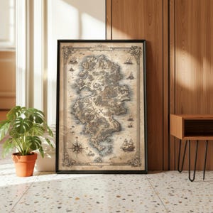 Può includere: Mappa vintage incorniciata con bordo nero, raffigurante un'isola dettagliata con montagne, navi e una rosa dei venti. La mappa è nei toni del marrone e beige, appoggiata a una parete di legno.