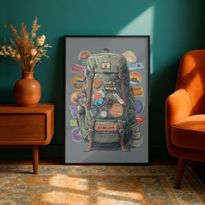Peut inclure: Une impression d'art murale encadrée représentant une illustration détaillée d'un sac à dos de randonnée vert olive couvert de divers écussons et autocollants de voyage colorés, dont un portant l'inscription One a Canteen Wack, sur fond gris.