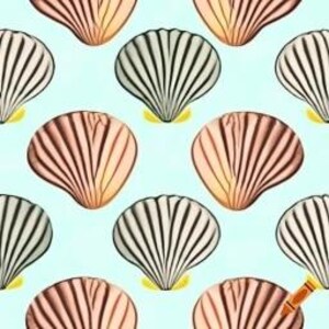 Peut inclure: Un motif sans couture de coquillages dans différentes nuances de rose, pêche et vert sur un fond bleu clair.