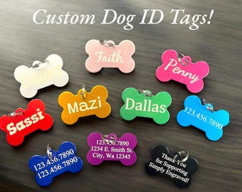 Puede incluir: Una colección de etiquetas de identificación para perros en forma de hueso, coloridas. Cada etiqueta muestra un nombre o información de contacto en letras blancas. Las etiquetas son de varios colores, incluyendo rosa, verde, azul y negro. El texto "Custom Dog ID Tags!" está en la parte superior.
