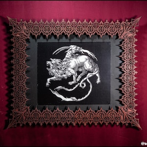 Peut inclure: Illustration en noir et blanc d'un lion et d'une figure, encadrée sur fond noir. Le cadre est un motif orné et détaillé de couleur brun rougeâtre. Le fond est rouge foncé.