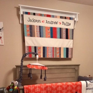 Wall Hanging Quilt Rack Tapestry Display Shelf with Quilt Rod and Blanket Display Shelf Quilt and Blanket Rack Wall Hanging Wood Towel Rack