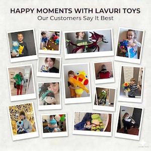 以下が含まれることがあります： 子供たちがぬいぐるみを持っているポラロイド風写真のコラージュです。上部のテキストは「HAPPY MOMENTS WITH LAVURI TOYS」と「Our Customers Say It Best」です。おもちゃには、ドラゴン、サボテン、カメが含まれています。