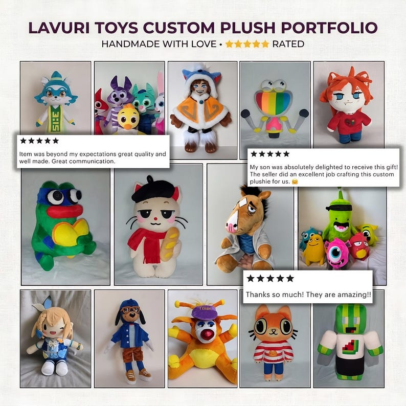 Puede incluir: Un portafolio de peluches personalizados, con varios dise&ntilde;os de personajes. La imagen muestra una variedad de peluches hechos a mano, incluyendo un gato con boina, una rana y un caballo. El texto "HANDMADE WITH LOVE" es visible.