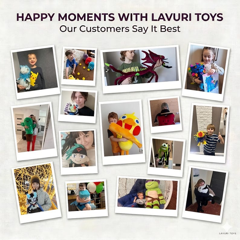 Puede incluir: Un collage de fotos estilo polaroid con ni&ntilde;os y peluches. El texto en la parte superior dice "HAPPY MOMENTS WITH LAVURI TOYS" y "Our Customers Say It Best". Los juguetes incluyen un drag&oacute;n, un cactus y una tortuga.