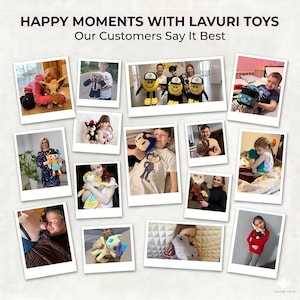 以下が含まれることがあります： 様々なぬいぐるみを持つ子供や大人の写真がコラージュされた、ポラロイド風の写真。上部には「HAPPY MOMENTS WITH LAVURI TOYS」と「Our Customers Say It Best」と書かれています。