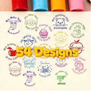 Op de afbeelding: Een verzameling van 54 stempelontwerpen in verschillende kleuren. De stempels bevatten positieve berichten en schattige illustraties, waaronder uilen, cupcakes en smiley-gezichten. Het woord "Designs" staat in grote gele letters.