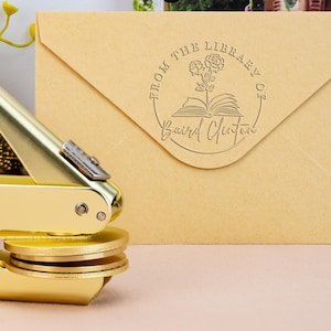 Geburtstags-Blumen-Buchprägestempel, hölzerner Stempel, Benutzerdefinierter Namensstempel, personalisierter Prägestempel, Geschenk für Buchliebhaber