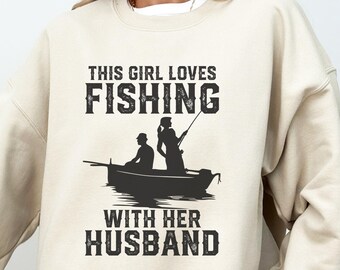A esta chica le encanta pescar con su marido Suéter, Regalo Esposa Pescadora, Suéter Esposa Pescadora, Temporada De Pesca Con Cuello Redondo, Novia Pescadora