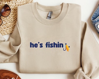 Sudadera con el mensaje "He's Fishing", regalo divertido para la esposa del pescador, suéter para la esposa del pescador, cuello redondo para la temporada de pesca, club de la esposa abandonada, novia del pescador