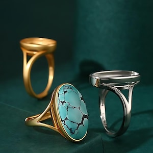 Puede incluir: Tres anillos con engastes ovalados. Un anillo es de oro con una piedra turquesa. Un anillo es de plata con un engaste en blanco. Un anillo es de oro con un engaste en blanco.