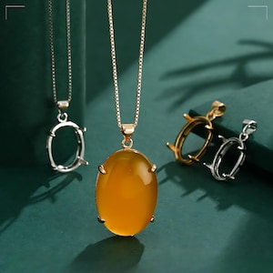 Peut inclure: Trois montures de pendentif en or et en argent avec un pendentif en pierre ovale jaune sur une chaîne en or. Les montures de pendentif sont de forme ovale avec un sertissage à bélière.